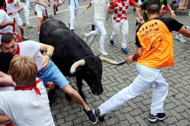 Imágenes del primer encierro de los sanfermines 2019 protagonizado por toros de Puerto de San Lorenzo.
