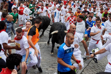 Imágenes del primer encierro de los sanfermines 2019 protagonizado por toros de Puerto de San Lorenzo.