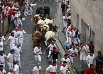 Imágenes del primer encierro de los sanfermines 2019 protagonizado por toros de Puerto de San Lorenzo.