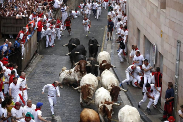 Imágenes del primer encierro de los sanfermines 2019 protagonizado por toros de Puerto de San Lorenzo.