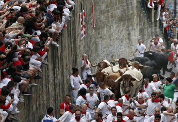 Imágenes del primer encierro de los sanfermines 2019 protagonizado por toros de Puerto de San Lorenzo.