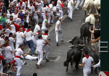 Imágenes del primer encierro de los sanfermines 2019 protagonizado por toros de Puerto de San Lorenzo.
