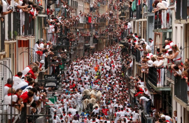 Imágenes del primer encierro de los sanfermines 2019 protagonizado por toros de Puerto de San Lorenzo.