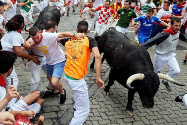 Imágenes del primer encierro de los sanfermines 2019 protagonizado por toros de Puerto de San Lorenzo.