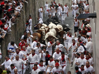 Imágenes del primer encierro de los sanfermines 2019 protagonizado por toros de Puerto de San Lorenzo.