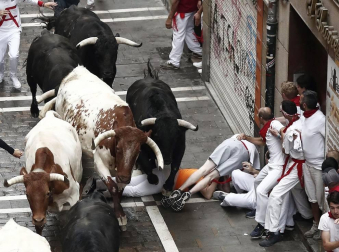 Imágenes del primer encierro de los sanfermines 2019 protagonizado por toros de Puerto de San Lorenzo.