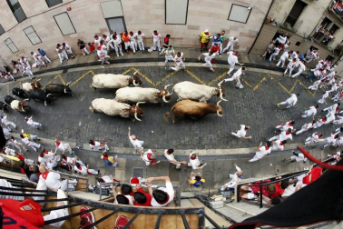 Imágenes del primer encierro de los sanfermines 2019 protagonizado por toros de Puerto de San Lorenzo.