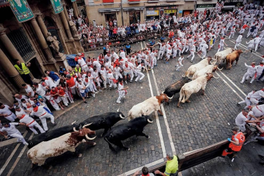Imágenes del primer encierro de los sanfermines 2019 protagonizado por toros de Puerto de San Lorenzo.