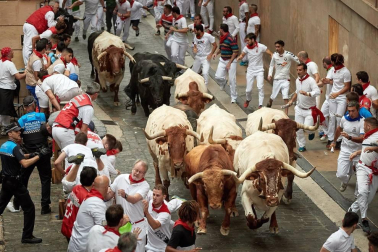 Imágenes del primer encierro de los sanfermines 2019 protagonizado por toros de Puerto de San Lorenzo.