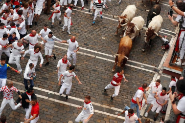 Imágenes del primer encierro de los sanfermines 2019 protagonizado por toros de Puerto de San Lorenzo.