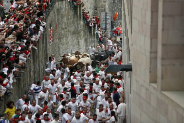 Imágenes del primer encierro de los sanfermines 2019 protagonizado por toros de Puerto de San Lorenzo.
