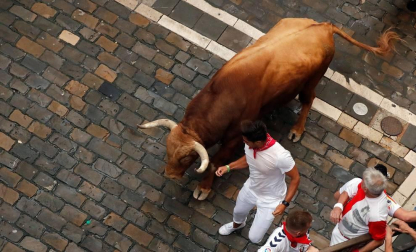 Imágenes del primer encierro de los sanfermines 2019 protagonizado por toros de Puerto de San Lorenzo.