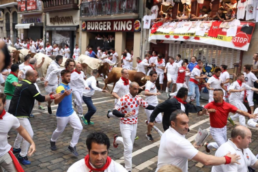 Imágenes del primer encierro de los sanfermines 2019 protagonizado por toros de Puerto de San Lorenzo.
