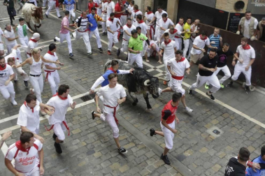 Imágenes del segundo encierro de los sanfermines 2019 protagonizado por toros de Cebada Gago.