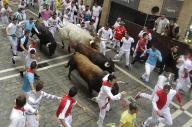 Imágenes del segundo encierro de los sanfermines 2019 protagonizado por toros de Cebada Gago.