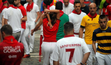 Imágenes del segundo encierro de los sanfermines 2019 protagonizado por toros de Cebada Gago.
