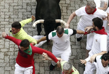 Imágenes del segundo encierro de los sanfermines 2019 protagonizado por toros de Cebada Gago.