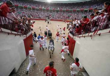 Imágenes del segundo encierro de los sanfermines 2019 protagonizado por toros de Cebada Gago.