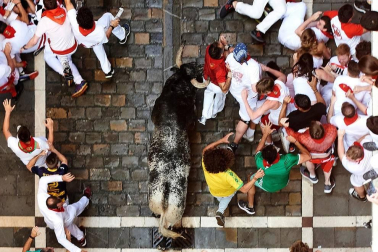 Imágenes del segundo encierro de los sanfermines 2019 protagonizado por toros de Cebada Gago.