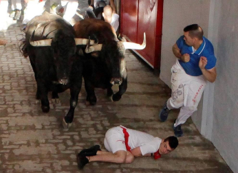 Imágenes del segundo encierro de los sanfermines 2019 protagonizado por toros de Cebada Gago.