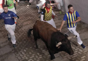 Imágenes del segundo encierro de los sanfermines 2019 protagonizado por toros de Cebada Gago.