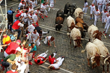 Imágenes del segundo encierro de los sanfermines 2019 protagonizado por toros de Cebada Gago.