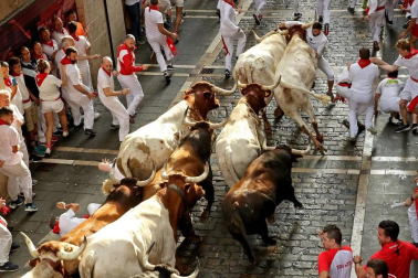 Imágenes del segundo encierro de los sanfermines 2019 protagonizado por toros de Cebada Gago.