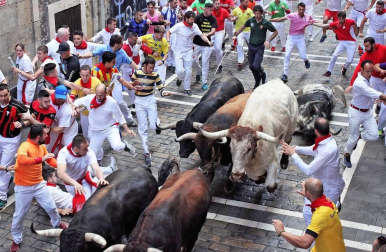 Imágenes del segundo encierro de los sanfermines 2019 protagonizado por toros de Cebada Gago.