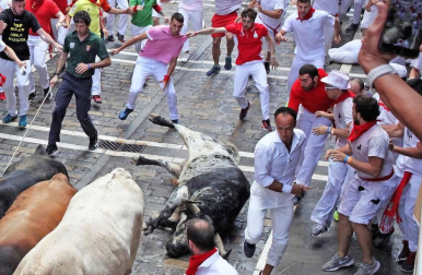 Imágenes del segundo encierro de los sanfermines 2019 protagonizado por toros de Cebada Gago.