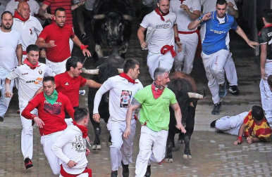 Imágenes del segundo encierro de los sanfermines 2019 protagonizado por toros de Cebada Gago.