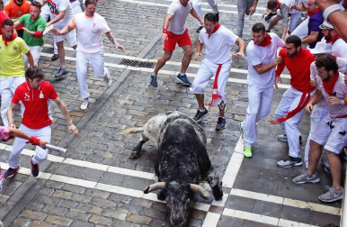 Imágenes del segundo encierro de los sanfermines 2019 protagonizado por toros de Cebada Gago.