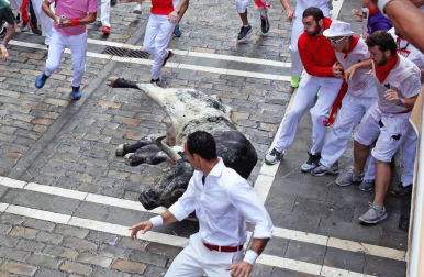 Imágenes del segundo encierro de los sanfermines 2019 protagonizado por toros de Cebada Gago.