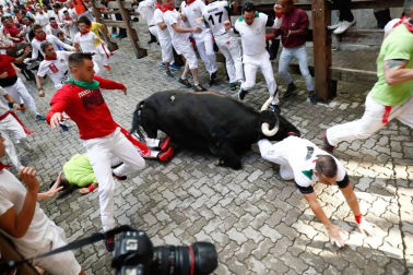 Imágenes del segundo encierro de los sanfermines 2019 protagonizado por toros de Cebada Gago.