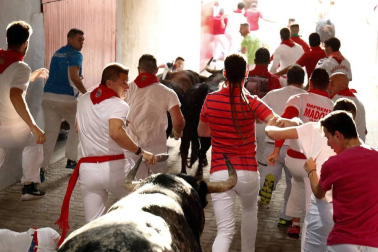 Imágenes del segundo encierro de los sanfermines 2019 protagonizado por toros de Cebada Gago.