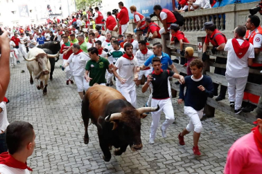 Imágenes del segundo encierro de los sanfermines 2019 protagonizado por toros de Cebada Gago.