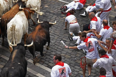 Imágenes del segundo encierro de los sanfermines 2019 protagonizado por toros de Cebada Gago.