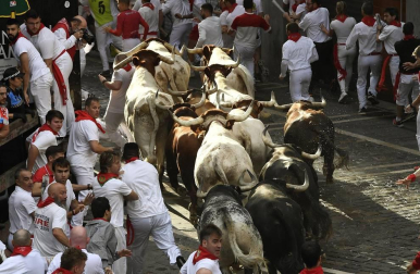 Imágenes del segundo encierro de los sanfermines 2019 protagonizado por toros de Cebada Gago.