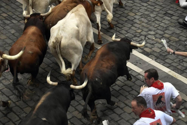Imágenes del segundo encierro de los sanfermines 2019 protagonizado por toros de Cebada Gago.