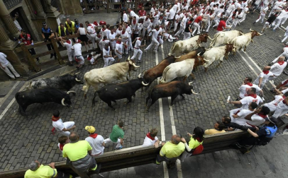 Imágenes del segundo encierro de los sanfermines 2019 protagonizado por toros de Cebada Gago.