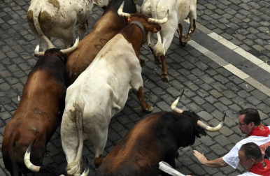 Imágenes del segundo encierro de los sanfermines 2019 protagonizado por toros de Cebada Gago.