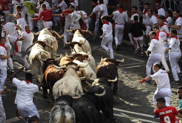 Imágenes del segundo encierro de los sanfermines 2019 protagonizado por toros de Cebada Gago.