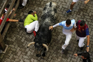 Imágenes del segundo encierro de los sanfermines 2019 protagonizado por toros de Cebada Gago.
