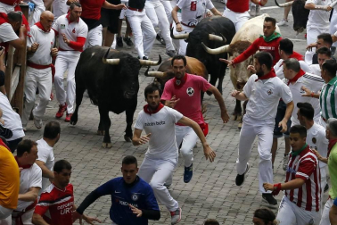 Imágenes del segundo encierro de los sanfermines 2019 protagonizado por toros de Cebada Gago.