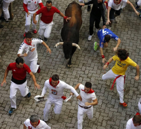 Imágenes del segundo encierro de los sanfermines 2019 protagonizado por toros de Cebada Gago.