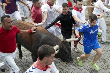 Imágenes del segundo encierro de los sanfermines 2019 protagonizado por toros de Cebada Gago.
