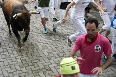Imágenes del segundo encierro de los sanfermines 2019 protagonizado por toros de Cebada Gago.