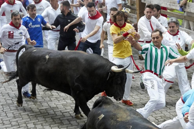 Imágenes del segundo encierro de los sanfermines 2019 protagonizado por toros de Cebada Gago.