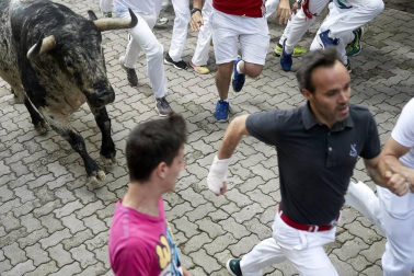 Imágenes del segundo encierro de los sanfermines 2019 protagonizado por toros de Cebada Gago.