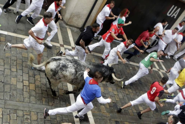 Imágenes del segundo encierro de los sanfermines 2019 protagonizado por toros de Cebada Gago.