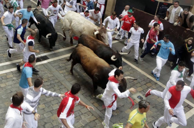 Imágenes del segundo encierro de los sanfermines 2019 protagonizado por toros de Cebada Gago.